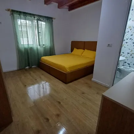 Stone Kajo Roshnik בית הארחה 3*
